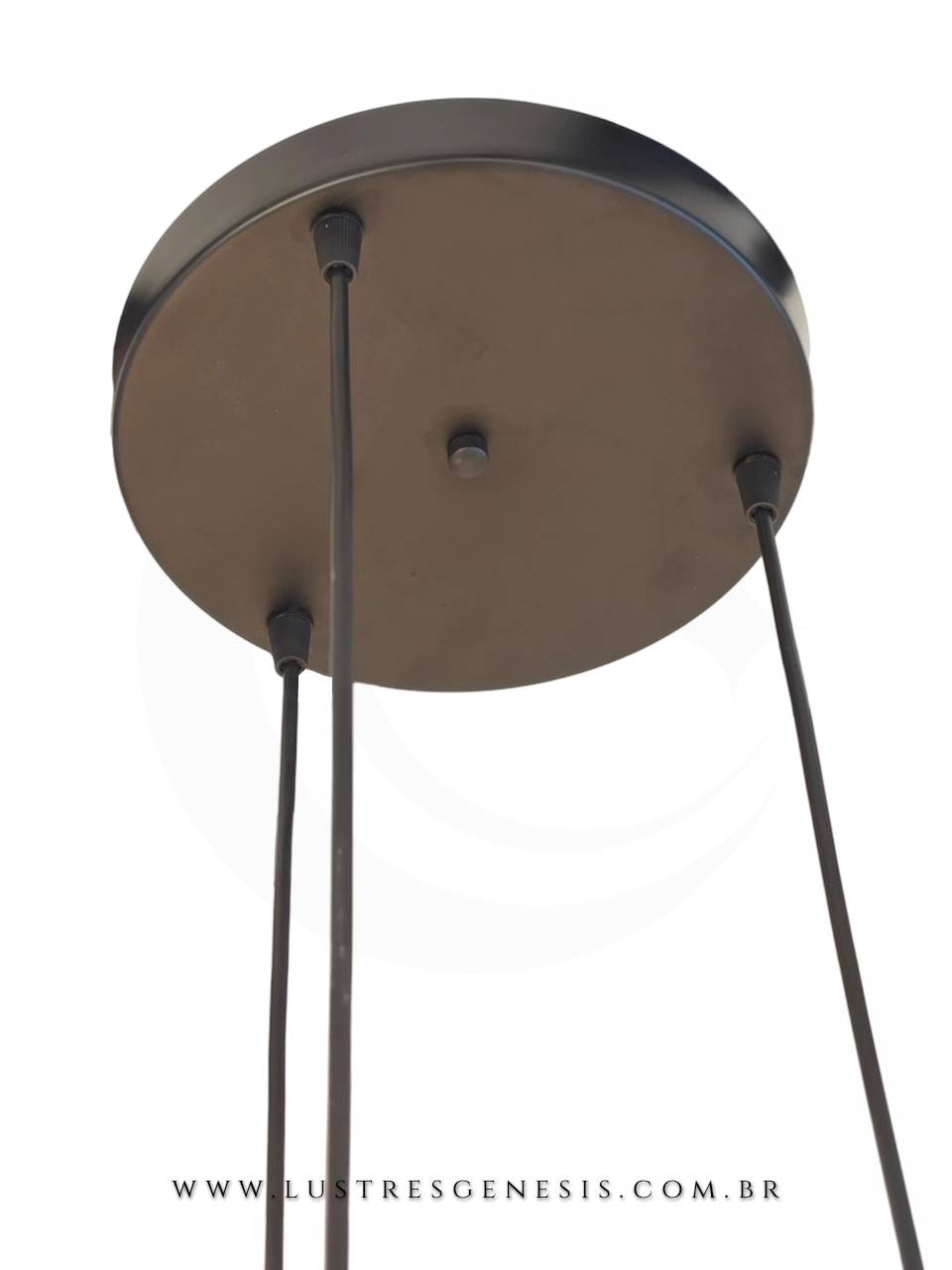 Lustre pendente Sarvah com 3 globos de vidro fumê, instalado no teto de uma sala moderna, ideal para sala de jantar, estar ou quartos.